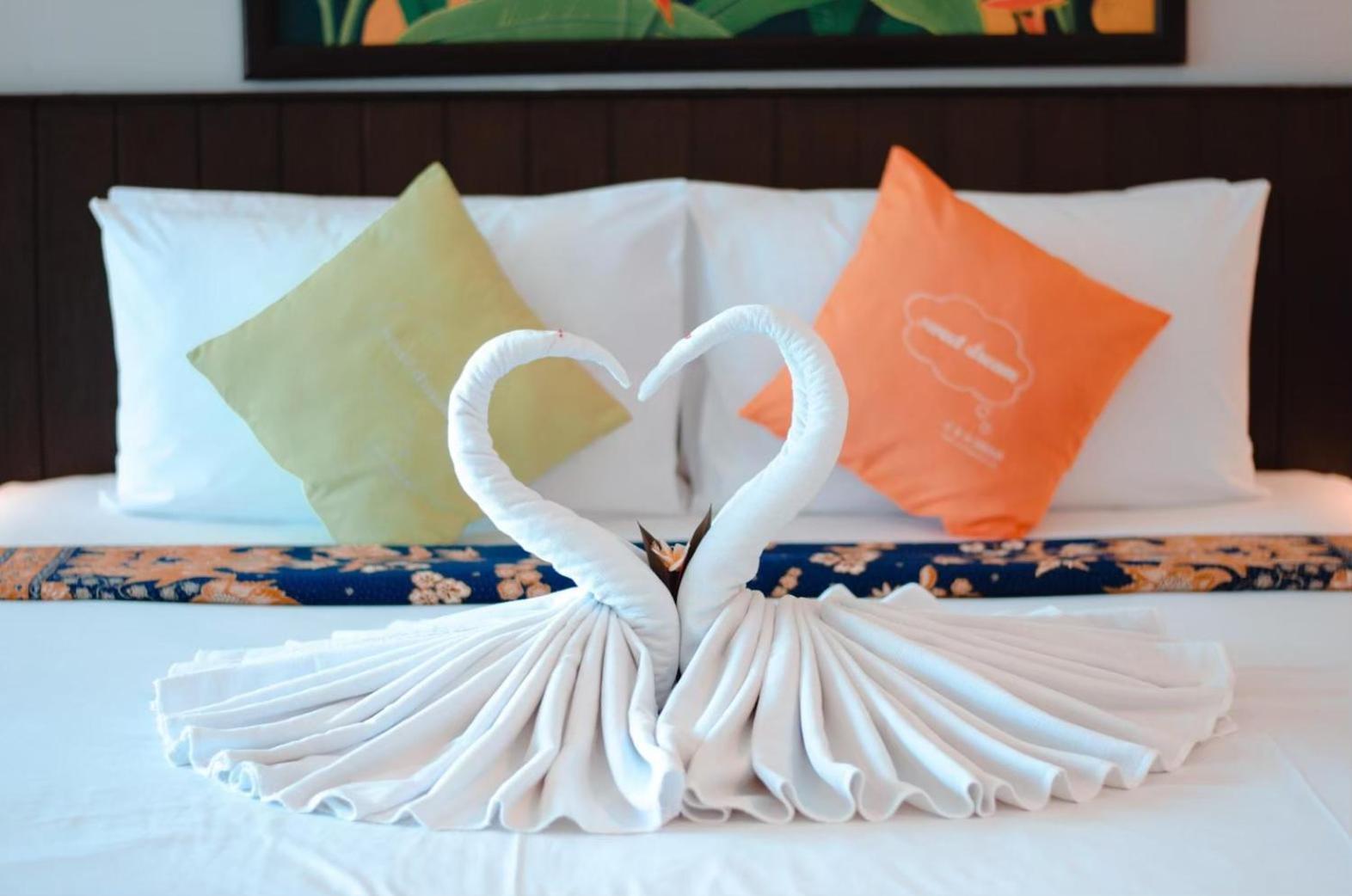 C&N Resort&Spa - SHA Extra Plus Patong Esterno foto